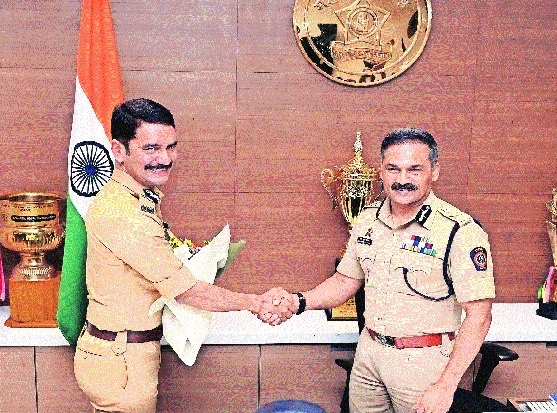 Vishwas Nangre Patil shaking hands with the outgoing Commissioner of Police at the handover of charge
